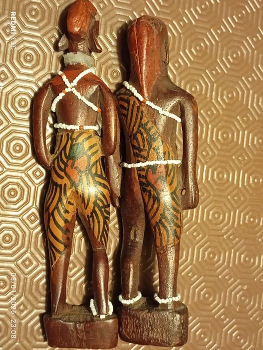 Estatuetas em madeira