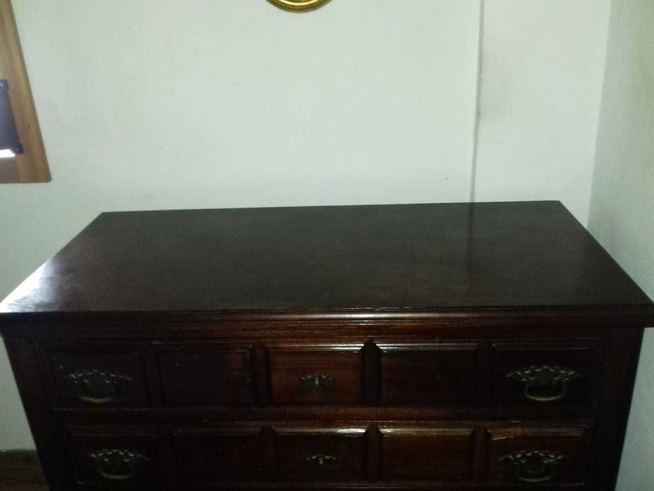 Móvel em mogno maciço.