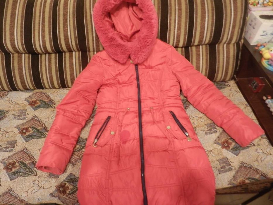 Пальто на  девочку  зимнее.