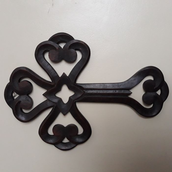 Cruz dourada e de madeira parede