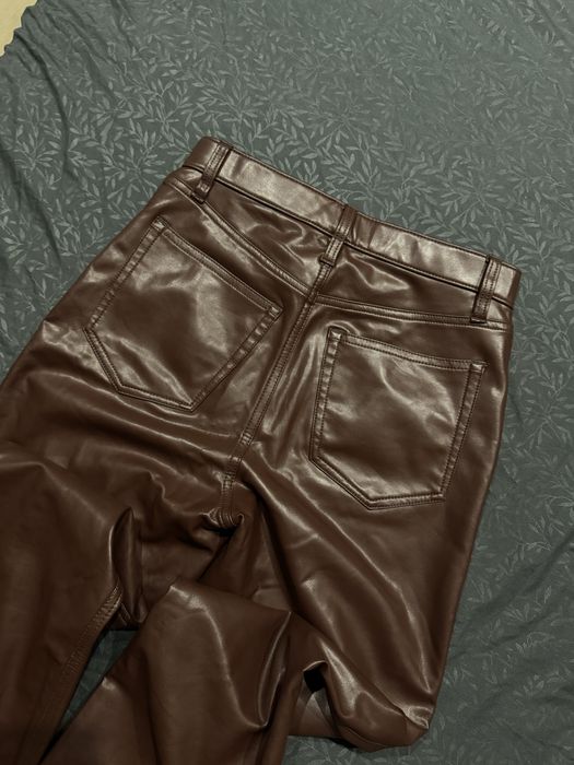 Шкіряні брюки в трендовому кольорі