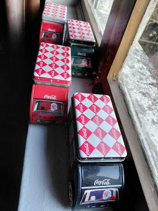 Latas  da  Coca-Cola em forma de camiões