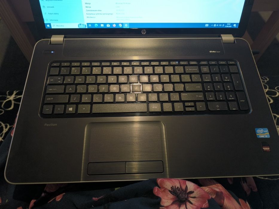 Laptop HP 17 cali ze stacją dysków