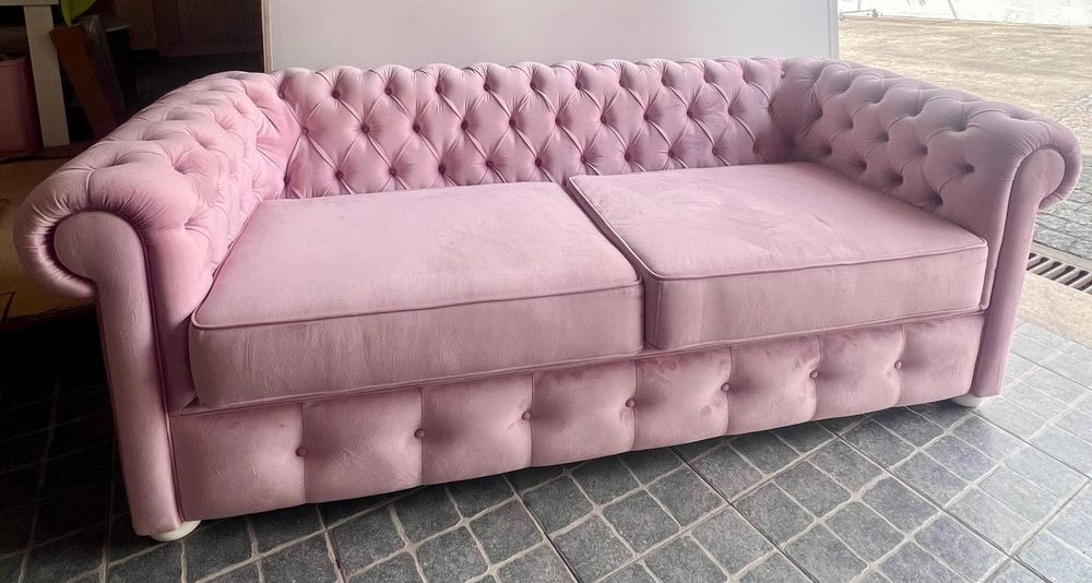 Sofá cor de rosa em capitoné