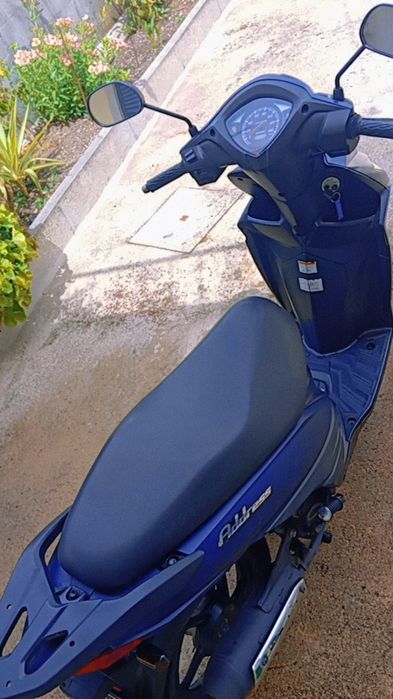 Suzuki address moto com pouco uso só anda de verão.muito credível