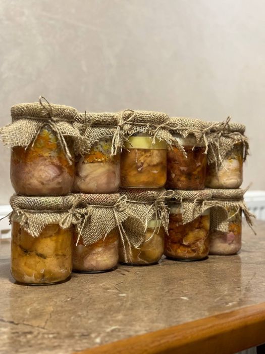 Домашнє копчення, ковбаси, м'ясо на дровах, перепілки, тушенки