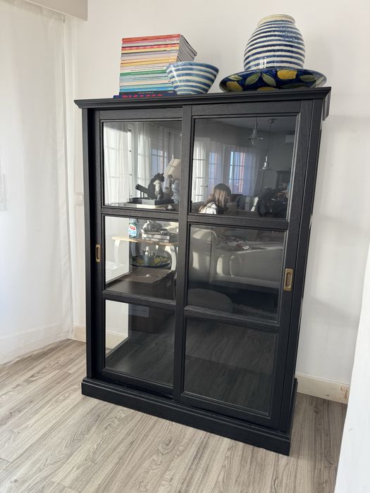 Armario com portas de vidro Ikea