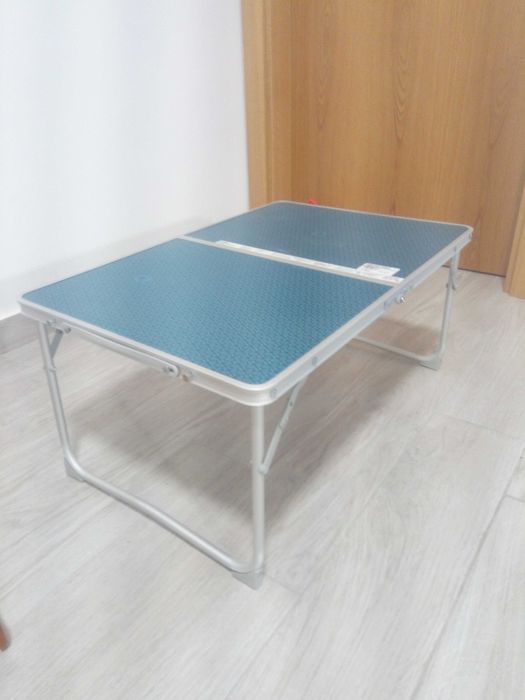 Mesa baixa de apoio.