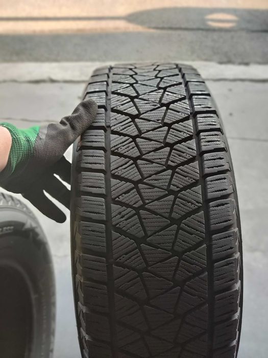 2шт R17 225 65 шини зимові Bridgestone Blizzak DM-V2 як нові 10+мм