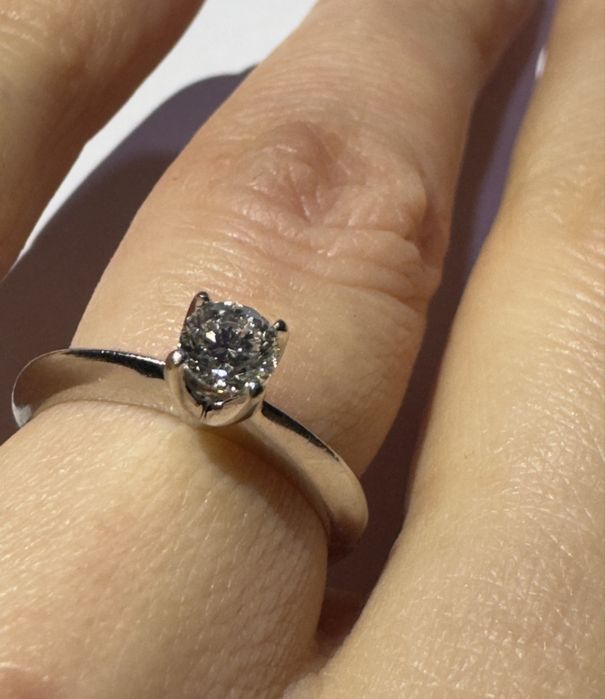 Золотое кольцо с бриллиантом