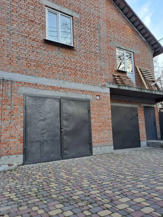Продам двоповерховий будинок в центрі міста.