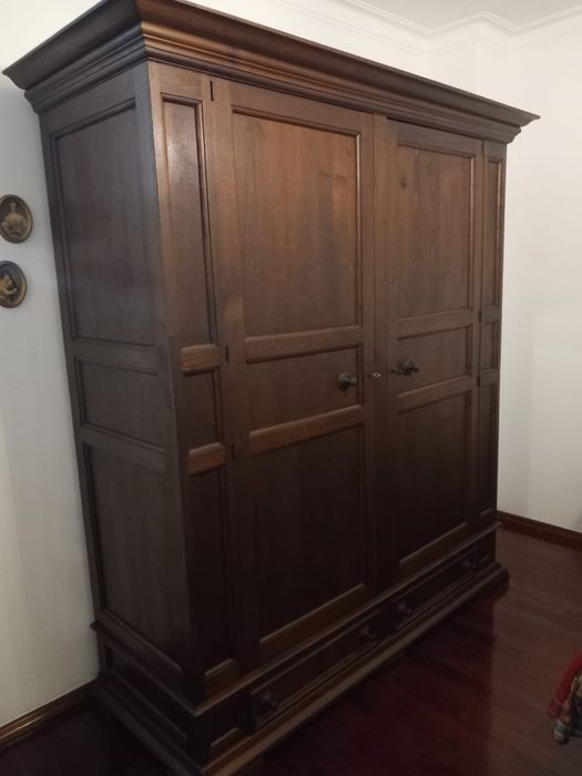 Roupeiro em madeira maciça