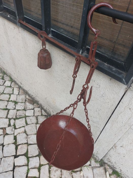 Balança em ferro steelyard (ou romana) antiga c/ capacidade de 3kg