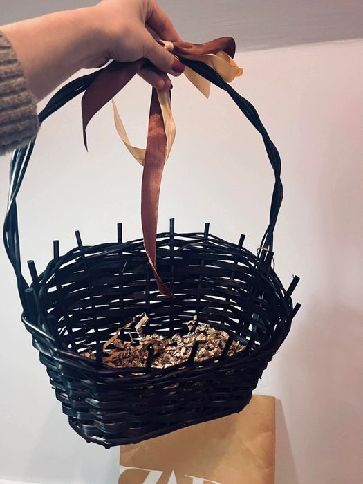 Piękny ciemny kosz pleciony ozdobny koszyk z uchem