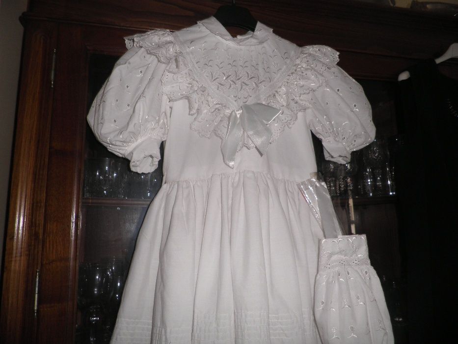 Vestidos de criança novos.