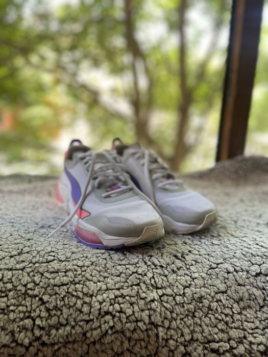 Кросівки жінгчі.