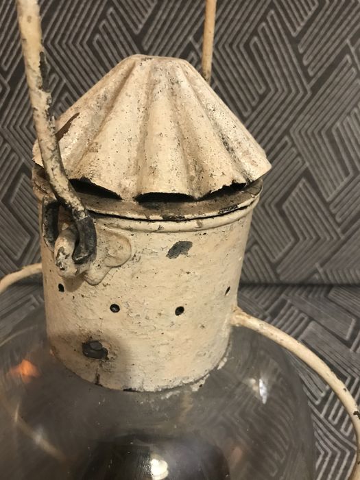 Lanterna antiga com globo