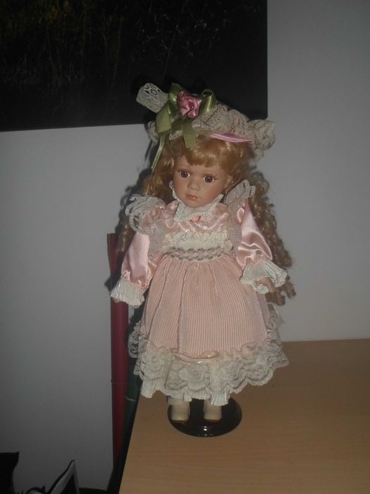 boneca com sport em loiça porcelana muito bonita