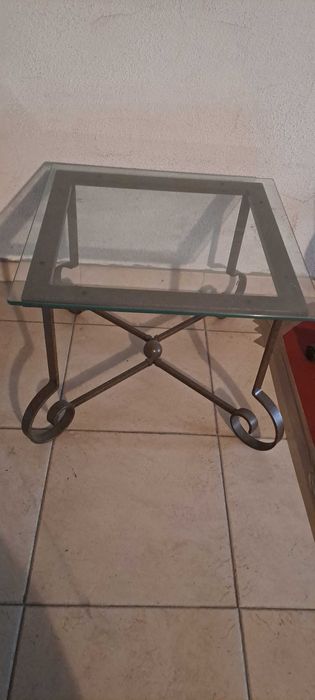 Mesa de centro em vidro e ferro forjado