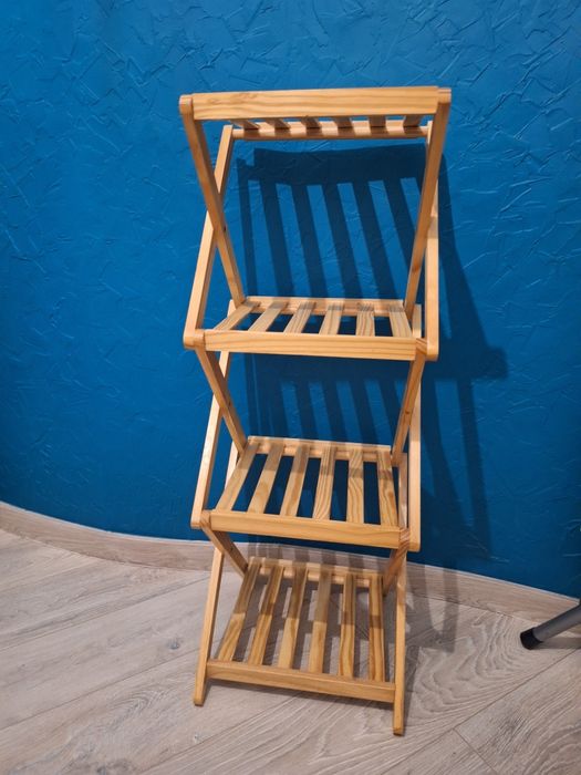 Drewniany regal na książki, gry