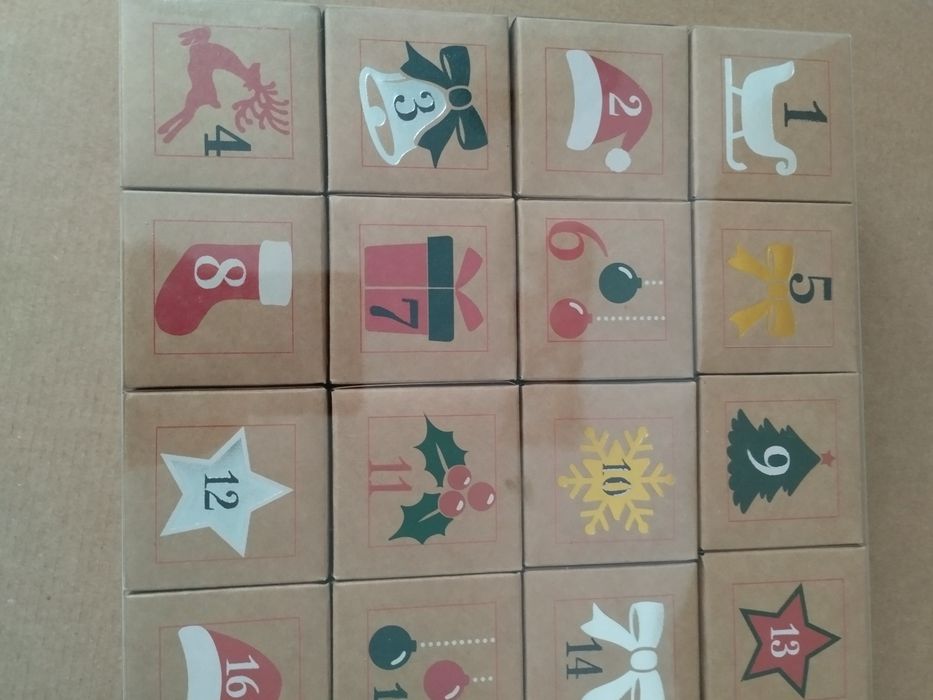 24 pudełeczka kartowe, bożenarodzeniowe