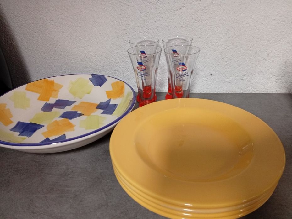 Pratos , copos e travessa redonda