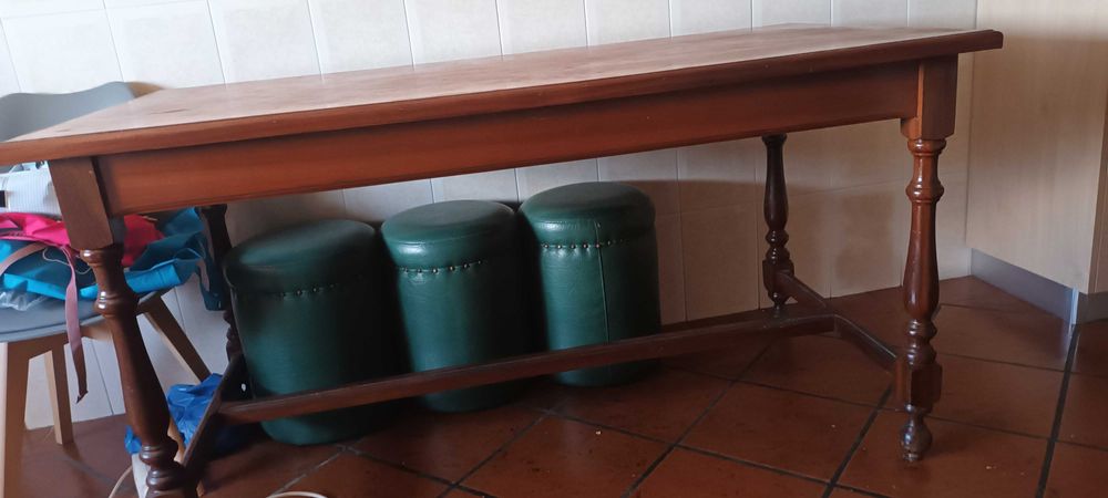 Mesa de cozinha em madeira.