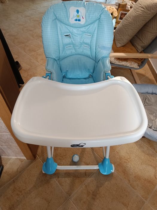 Mesa  e cadeira bebê Confort bem estimada
