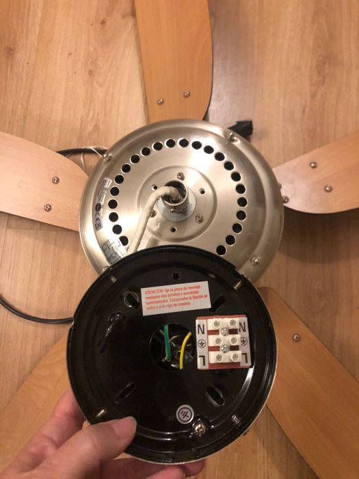 Ventoinha de tecto de cor preta com três luzes