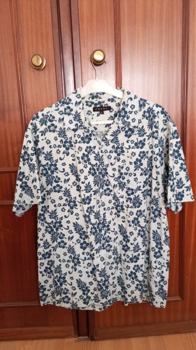 Camisa havaiana  azul  e branca