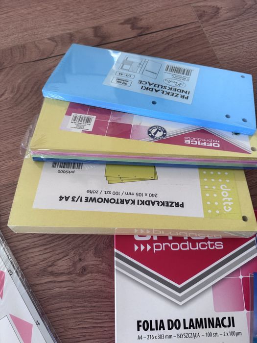 Artykuly biurowe: zakreslacze stabilo, przekladki, karteczki, folia