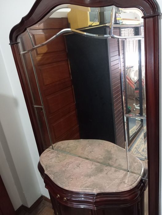 Móvel em mogno com espelho grande