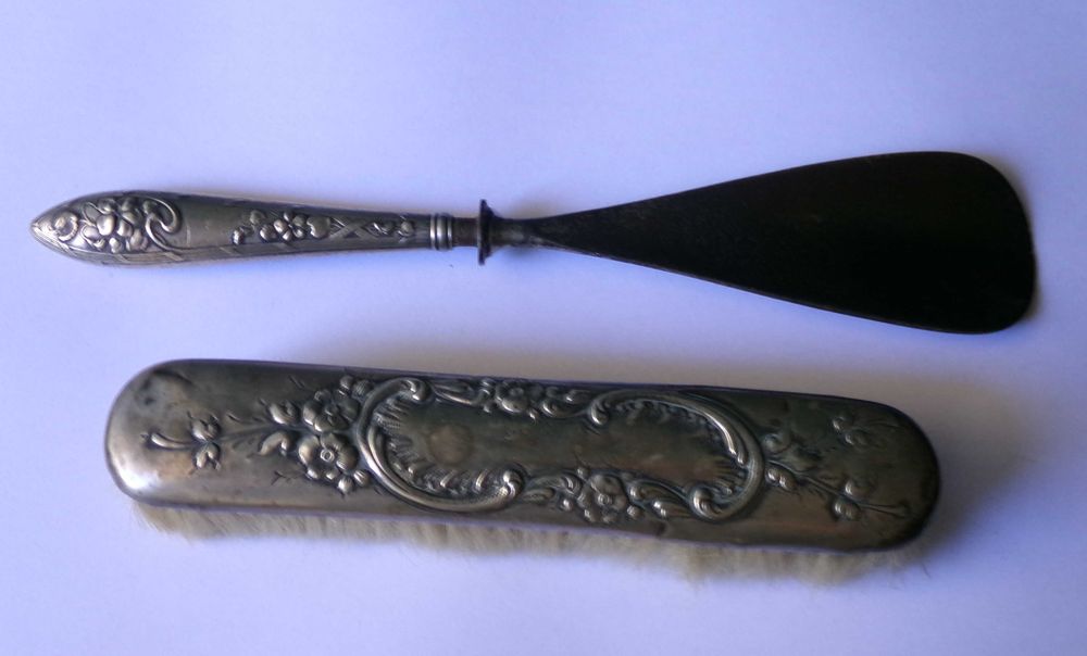 Conjunto antigo com escova e calçadeira em prata