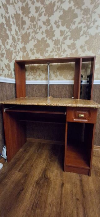 Комп'ютерний стіл