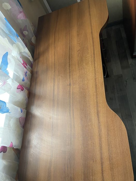 Великий міцний стіл