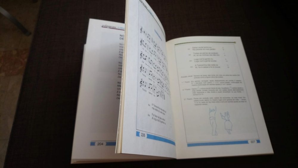 Livro "Textos e Imagens de Portugal"