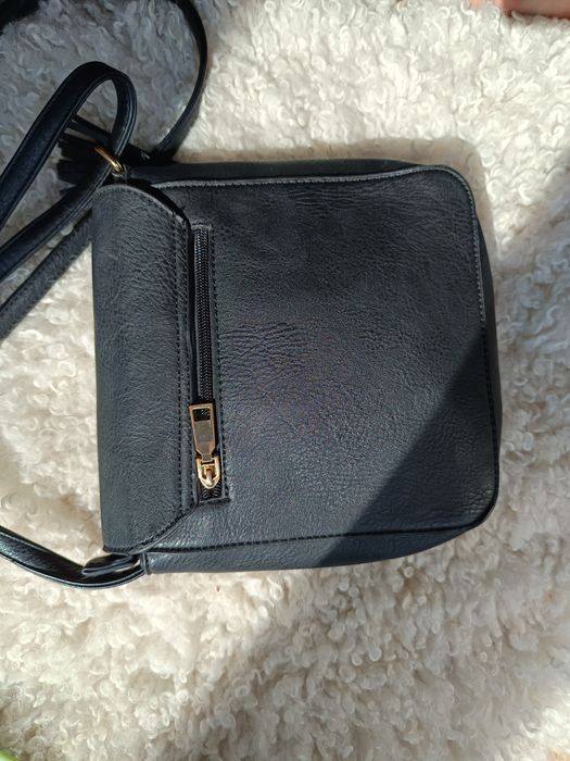 czarna torebka mohito z regulowanym paskiem ze złotymi dodatkami l