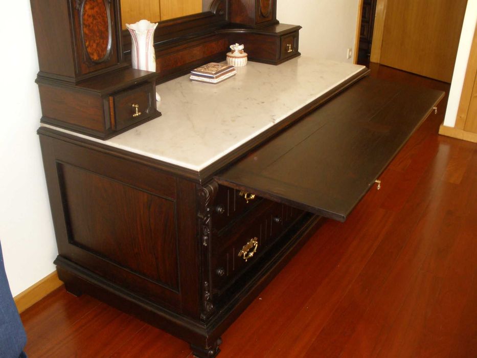 Cómoda antiga de madeira