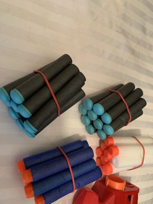 Trzy sztuki pistoletów Nerf plus 40 strzałek