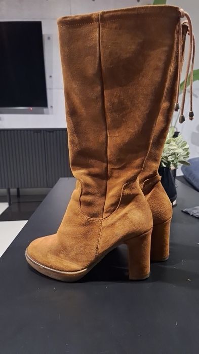 Buty zamszowe na obcasie