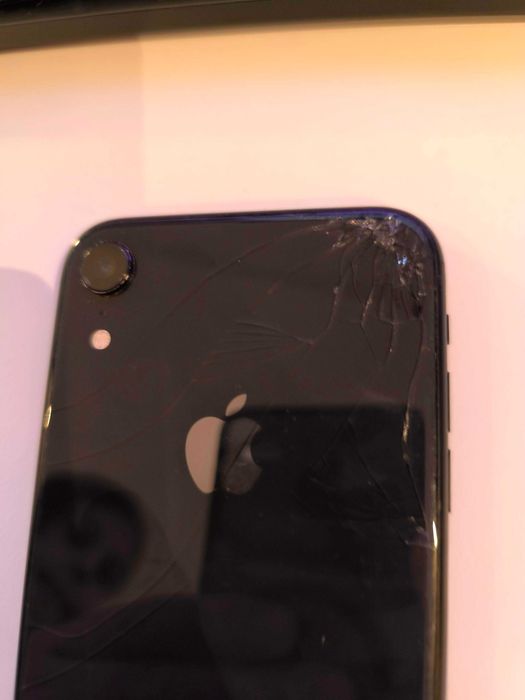 Iphone XR 128GB com ecrã partido (bateria 85%)