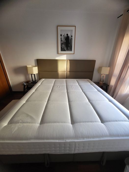 Cama com arrumação e excelente estado de conservação.