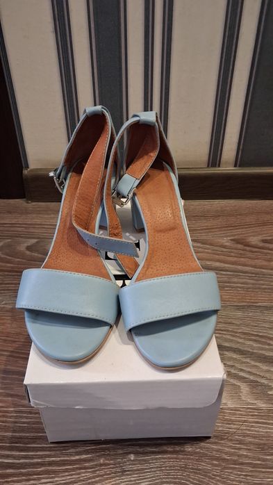 Шкіряні босоніжки на підборах