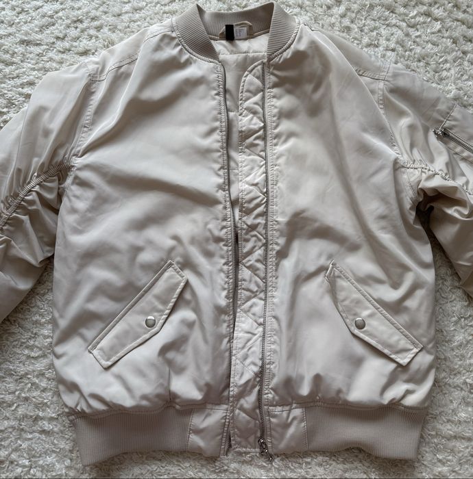 Бомбер H&M.