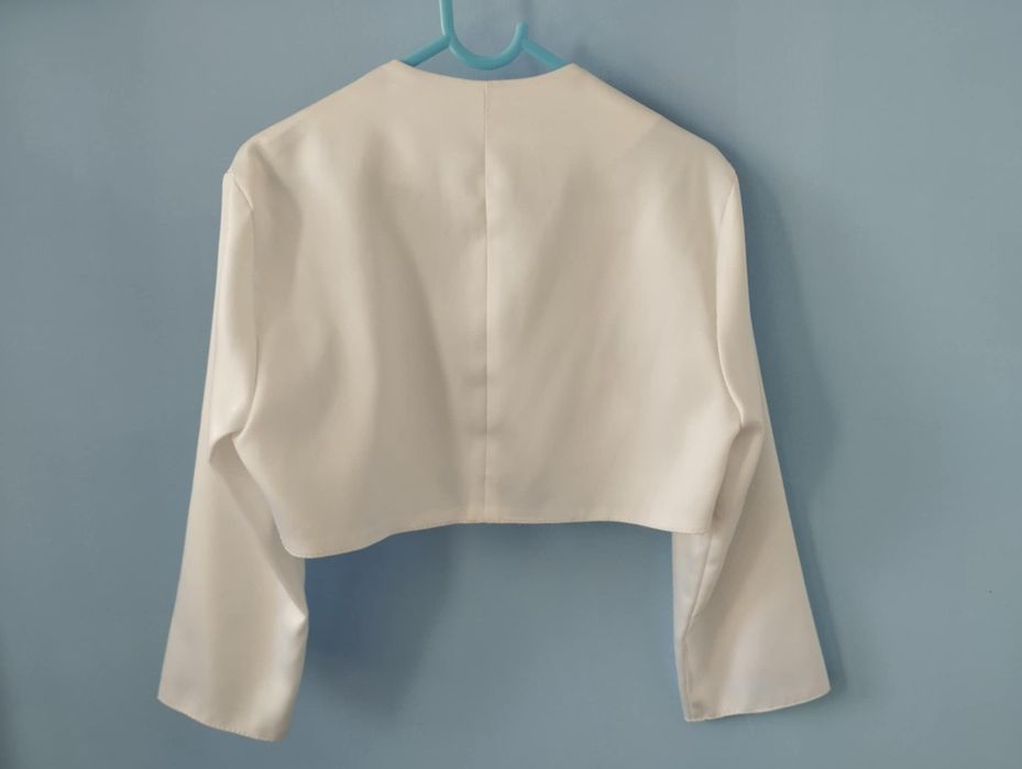 Białe bolerko dziewczęce