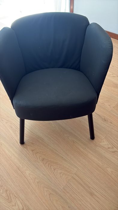 2 poltronas pretas