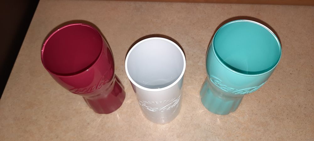 3 kolorowe szklanki Coca-Cola