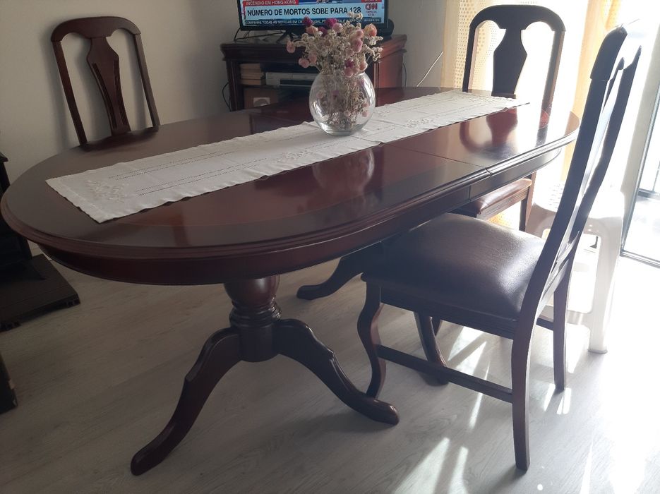 Mesa e 4 cadeiras em mogno