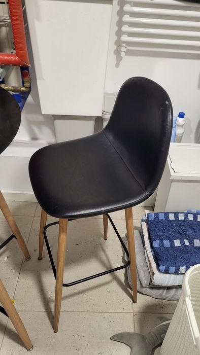 Krzesła barowe ze stolikiem