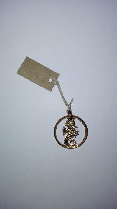 Medalha feita de uma moeda de 1 escudo em bronze - Cavalo Marinho